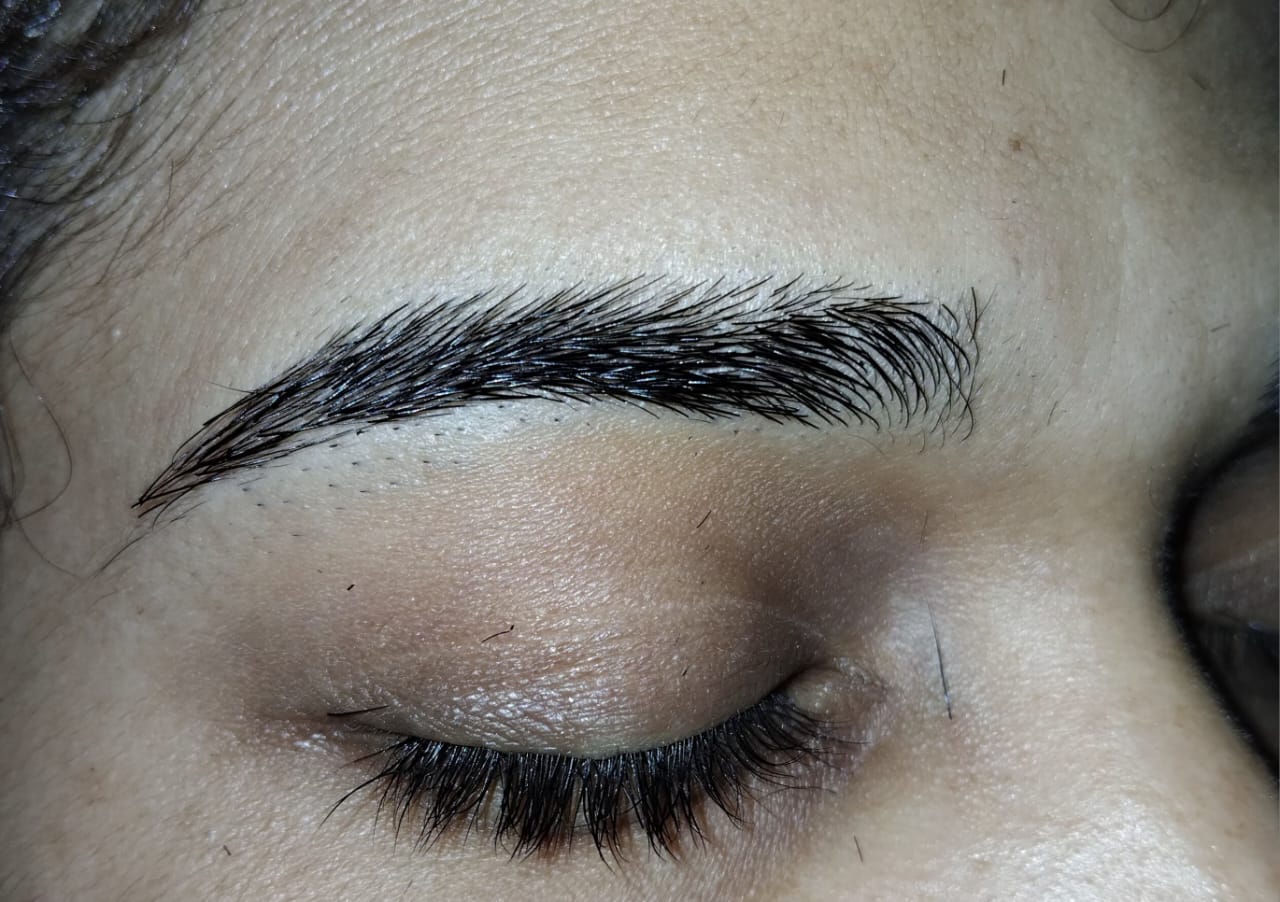 Diseño de cejas en SAVI SALON San Francisco Atlántida